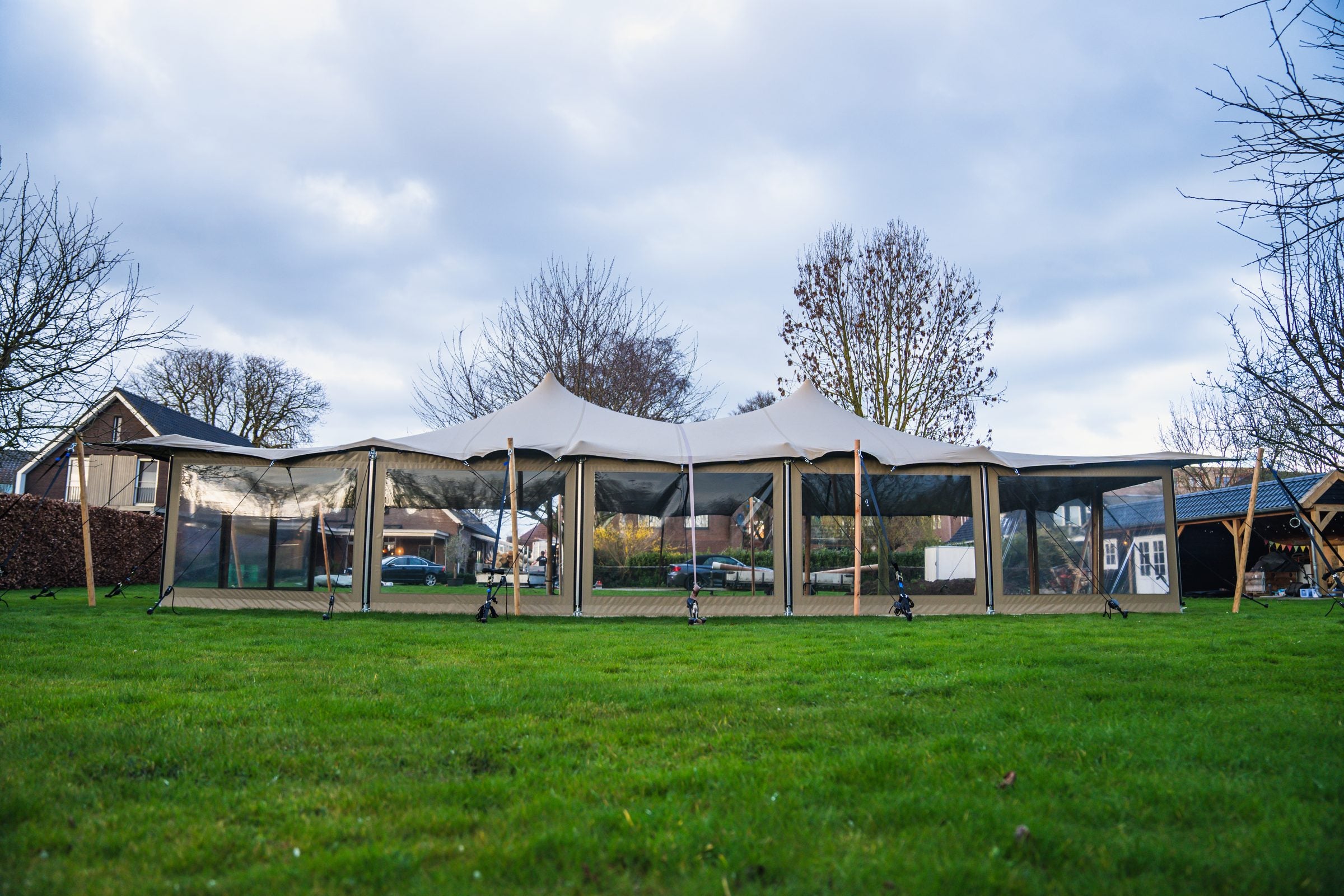 Stretchtent fully enclosed with sidewalls
