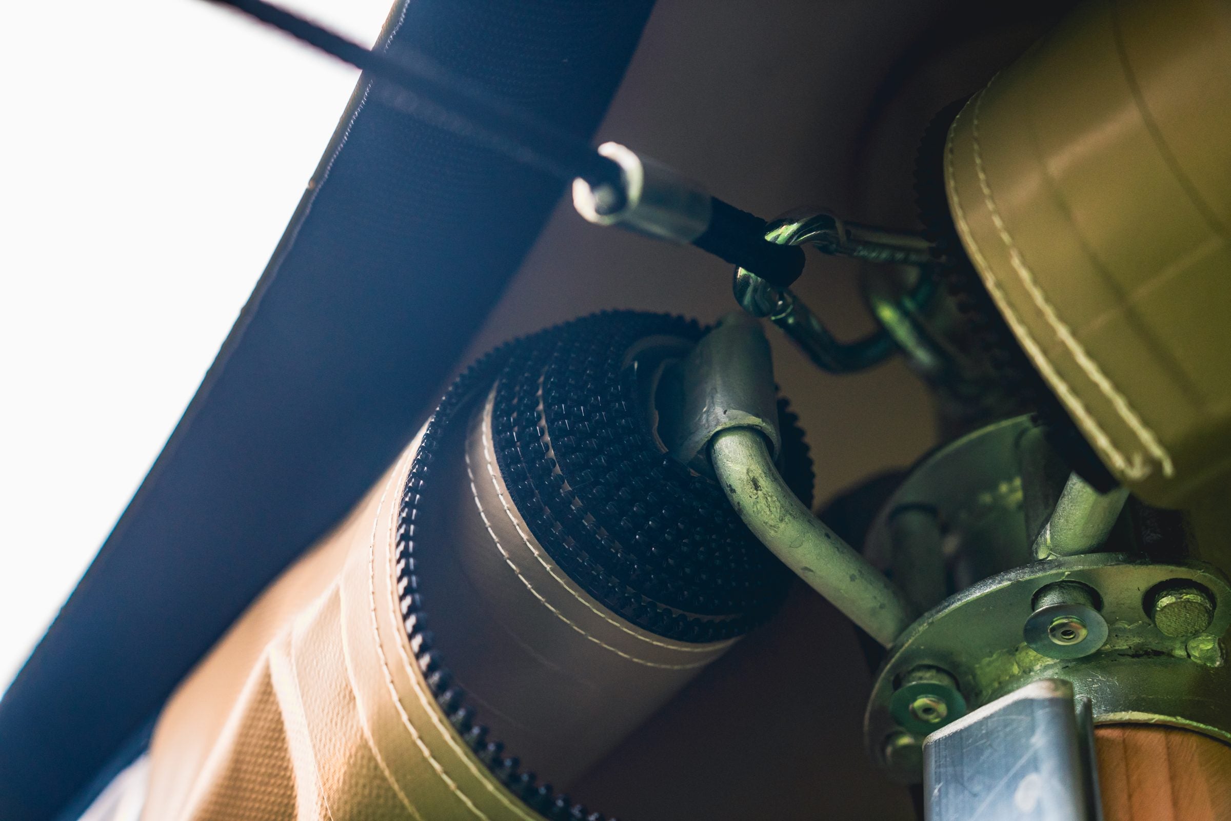Roll-up system secured at the top of the upright